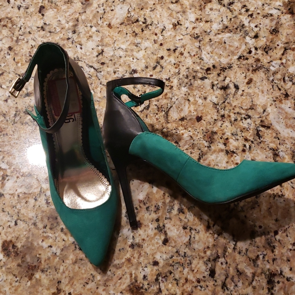 Sexy Kelly Green and Black Heel